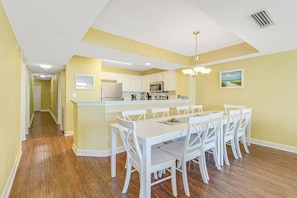 Dining - Luxury Oceanfront 3BR w/ Hot Tub & Stunning View (Myrtle Beach)