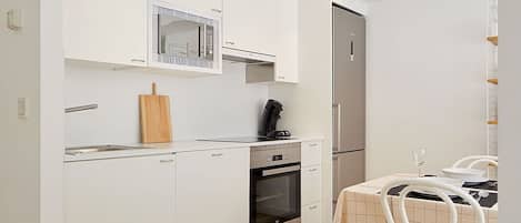 Kühlschrank, Mikrowelle, Ofen, Geschirrspüler