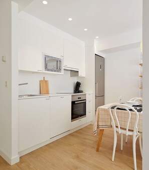 Kühlschrank, Mikrowelle, Ofen, Geschirrspüler