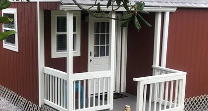 Adorable private studio-style guesthouse! 15 min from beaches!