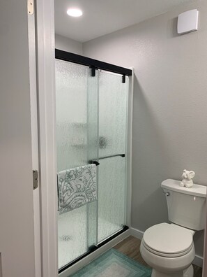 Een douche, een haardroger, handdoeken, zeep