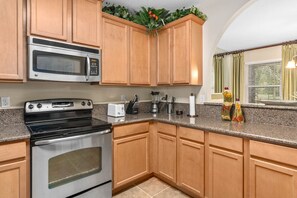 冰箱、微波炉、烤箱、炉灶