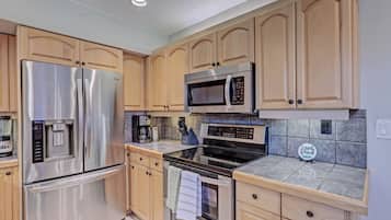 雪櫃、微波爐、焗爐、爐具