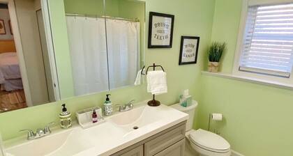 Plum Royale Jr: Cozy Plum Is. home w/beach access
