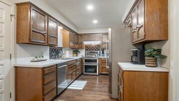 Frigorífico, microondas, horno y placa de cocina