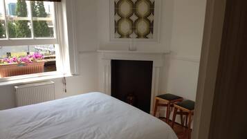 2 habitaciones y tabla de planchar con plancha