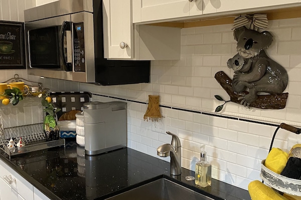 Réfrigérateur, micro-ondes, cafetiÚre/bouilloire, grille-pain