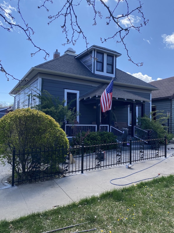 Exterior - 1890 Graystone Cottage behind Historic Home short walk to Downtown & Whiskey Row (Prescott)