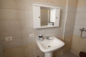 Apartment | Badezimmer | Dusche, Haartrockner, Handtücher