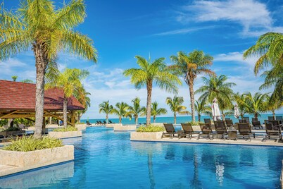 Steps from Beach Club, Pools, Restaurants, Shopping and the Pacific!!