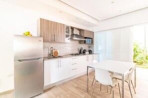 Réfrigérateur, micro-ondes, plaque de cuisson, cafetière/bouilloire