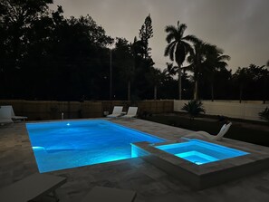 A heated pool - Beautifully Remodeled with Heated Pool and Spa 19 (Naples)