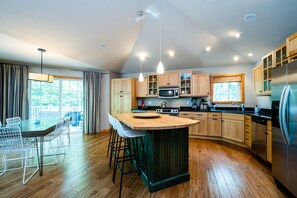 Fridge, microwave, oven, stovetop - (2026 OPEN!) Union Pier Home Walking Distance To Beach With Hot Tub! (Union Pier)