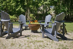 Een vuurkuil met rondom stoelen.
