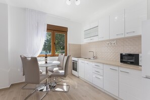 Comfort Apartment, Sea View | Private kitchenette