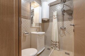 Comfort appartement, uitzicht op tuin | Badkamer | Een douche, een haardroger, handdoeken