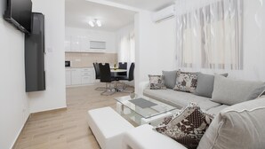 Comfort-lejlighed - udsigt til have | Opholdsområde