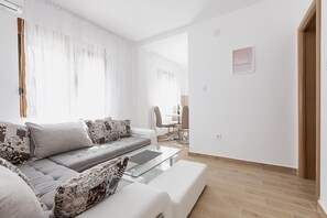 Comfort Apartment, Sea View | Living area