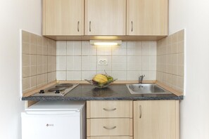 Basic Studio | Private kitchen | Fridge, stovetop, dishwasher, cookware/dishes/utensils - Crystal Sky Apartments (Kotor)