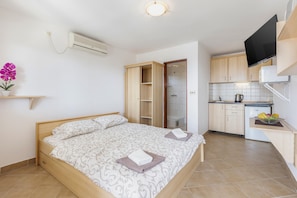 Basic Studio | Desk, laptop workspace, free WiFi, bed sheets - Crystal Sky Apartments (Kotor)
