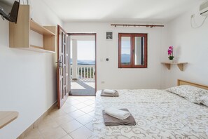 Basic-Studio | Schreibtisch, laptopgeeigneter Arbeitsplatz, kostenloses WLAN