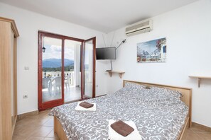 Apartamento Confort, 2 habitaciones, vistas al mar | Escritorio, espacio para trabajar con un portátil, wifi gratis