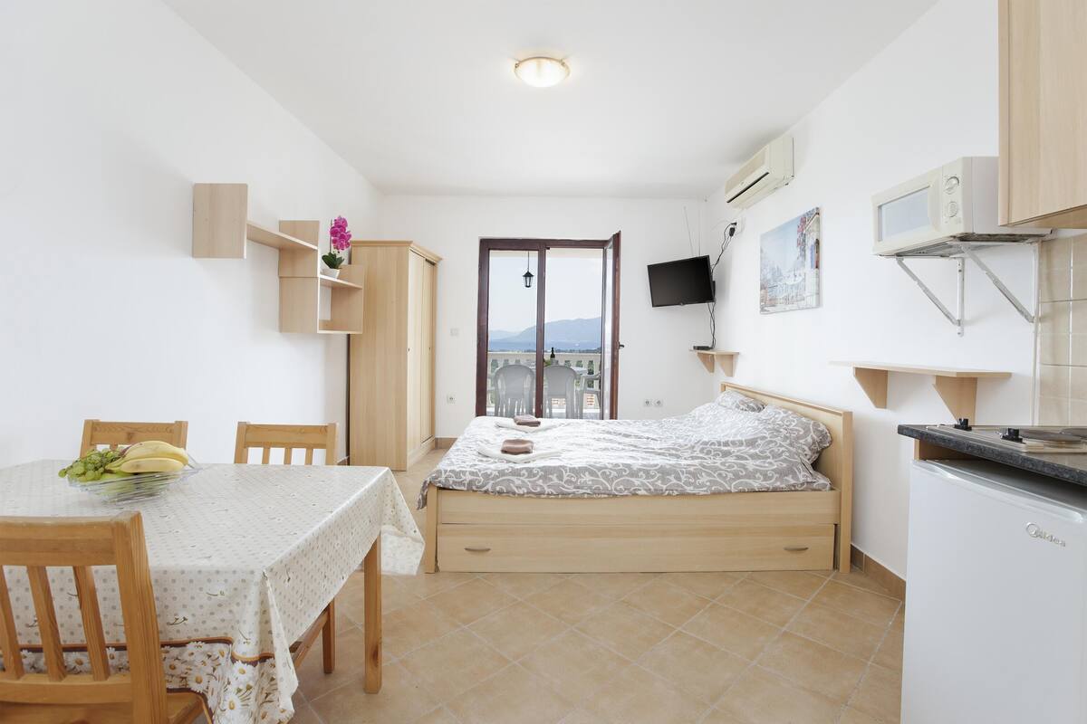 Comfort Apartment, 2 Bedrooms, Sea View | Desk, laptop workspace, WiFi (free), bed sheets