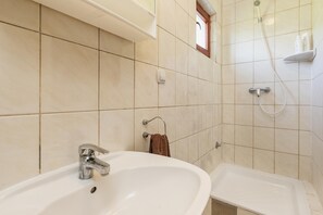 Apartamento Confort, 2 habitaciones, vistas al mar | Baño | Ducha, secador de pelo y toallas