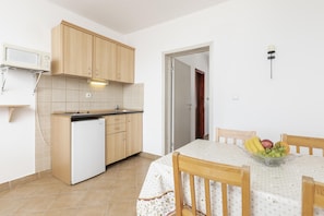 Comfort appartement, 2 slaapkamers, uitzicht op zee | Privékeuken | Een koelkast, een kookplaat, een vaatwasser, kookgerei, borden en bestek