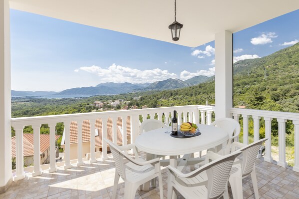 Comfort-Apartment, 2 Schlafzimmer, Meerblick | Terrasse/Patio
