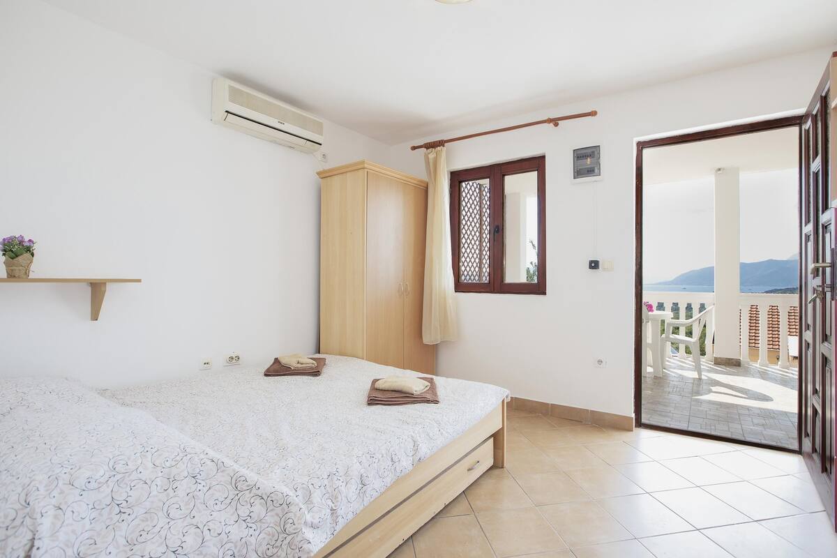 Basic Studio | Desk, laptop workspace, WiFi (free), bed sheets