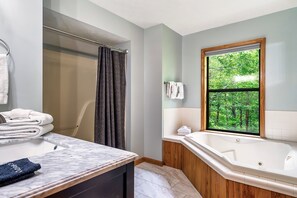 Combined shower/bathtub, jetted bath, towels, toilet paper - Cute & Comfortable Cabin🌟  HotTub, AirHockey, VideoGames, Pond (Sevierville)