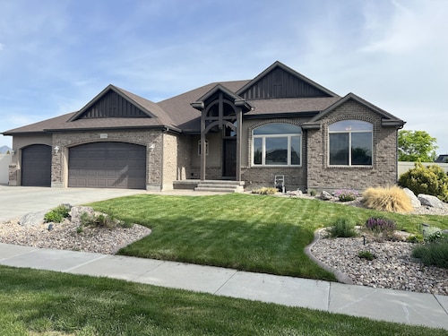 2B/1B Basement Apt Near Jordan Landing - Flexible Check-in/out! Sleeps 6