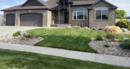 2B/1B Basement Apt Near Jordan Landing - Flexible Check-in/out! Sleeps 6