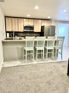 Køleskab, mikrobølgeovn, ovn, kogeplade