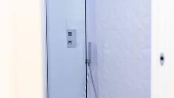 Doccia, asciugacapelli, bidet, asciugamani