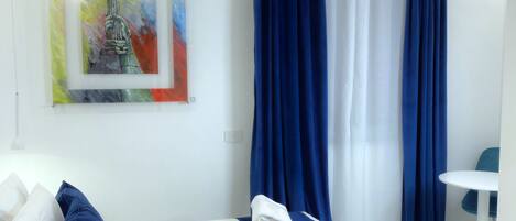 1 slaapkamer, een bureau, een strijkplank/strijkijzer, reisbedje