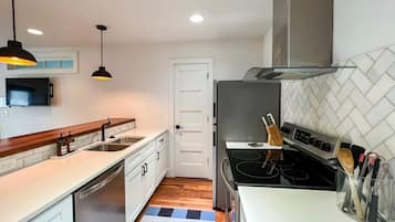 Cafetera y tetera, refrigerador, microondas y horno