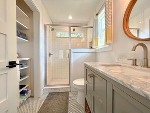 Ducha, secador de pelo, toallas