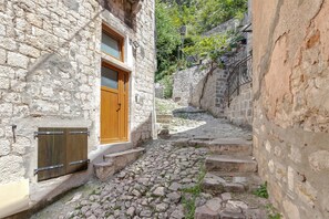 Vista frontal de la propiedad