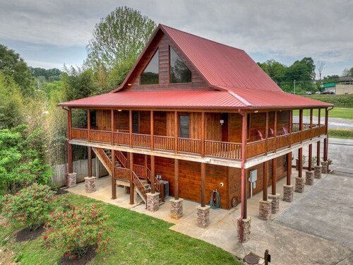 Downtown Lodge Blue Ridge, sleeps 14,walk to strip