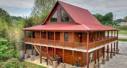 Downtown Lodge Blue Ridge, sleeps 14,walk to strip