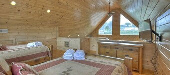 Downtown Lodge Blue Ridge, sleeps 14,walk to strip