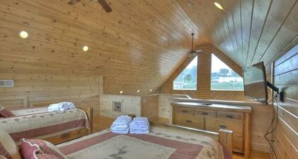 Downtown Lodge Blue Ridge, sleeps 14,walk to strip