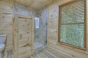 Combined shower/tub, towels - Downtown Lodge Blue Ridge, sleeps 14,walk to strip (Blue Ridge)