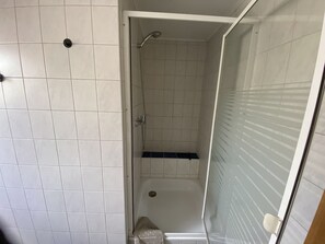 Dusch, h årtork, handdukar och tvål