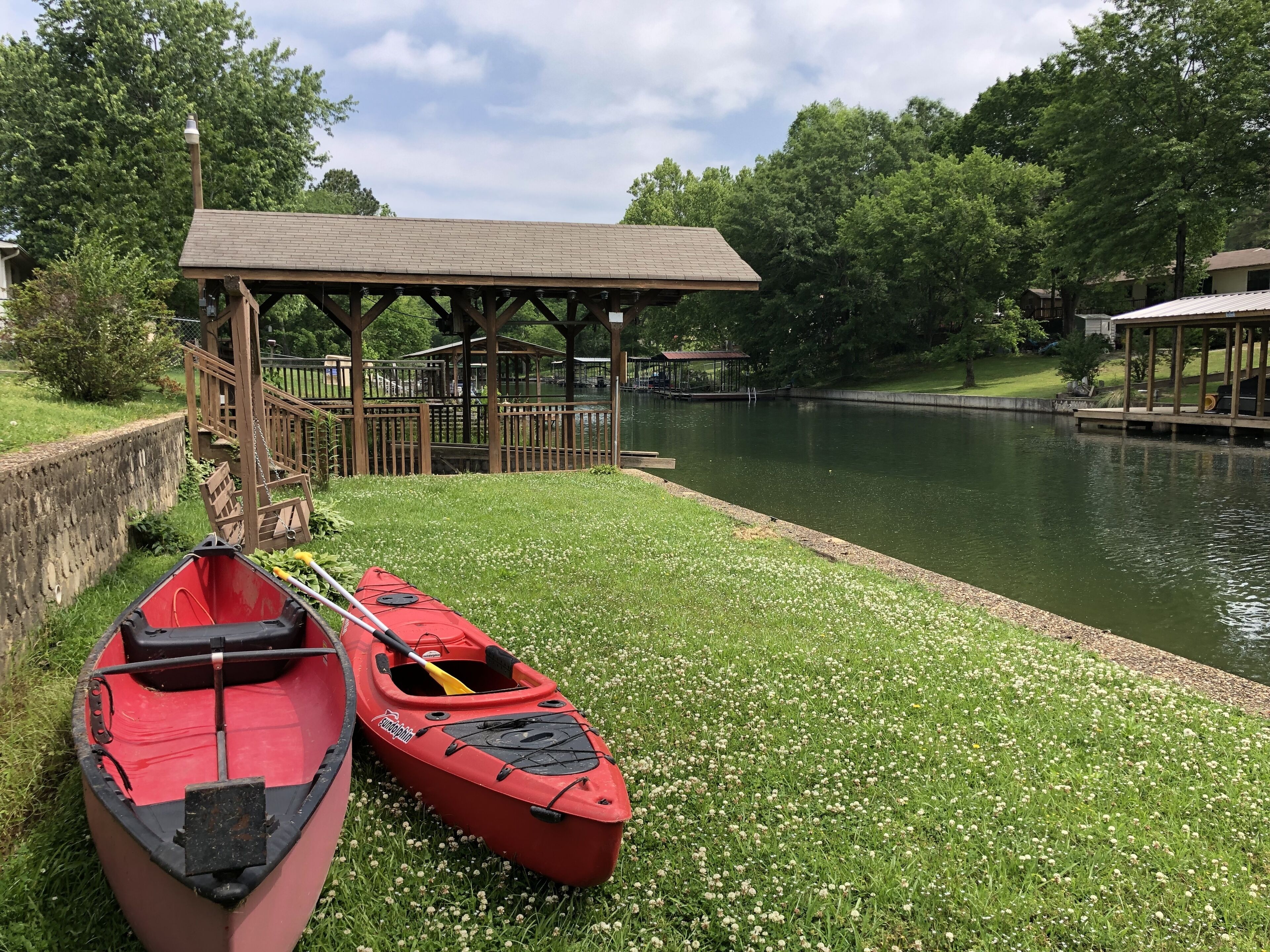 Lake Hamilton Canal W/ hot tub 3/2 Home - w/ Canoe & Kayaks!