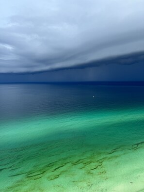 Sur la plage, chaise longue, serviettes de plage