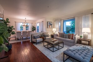 Smart-TV, Videospiele, Tischfußball, Tischtennisplatte