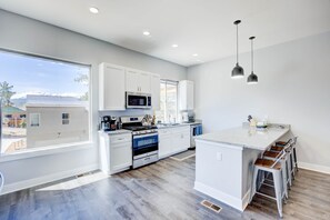 Jääkaappi, mikroaaltouuni, uuni, liesi